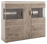Helles Holz-Highboard mit Glaseinsätzen und LED-Beleuchtung, frontale Perspektive