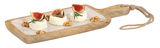 Servierbrett aus Mangoholz mit Griff und Seil, darauf angerichtet sind Käse, Feigen und Walnüsse, seitliche Perspektive