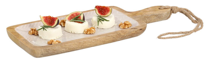 Servierbrett aus Mangoholz mit Griff und Seil, darauf angerichtet sind Käse, Feigen und Walnüsse, seitliche Perspektive