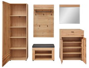 Garderobenkombination Set 80 aus Holz, bestehend aus einem hohen Schrank mit offenen Türen, einer Wandgarderobe mit Haken, einem Spiegel und einem Schuhschrank mit Sitzbank. Frontalansicht.