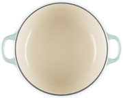 Runder Kochtopf/Bräter mit zwei seitlichen Griffen in Mintgrün und heller Innenbeschichtung, Draufsicht von oben auf weißem Hintergrund