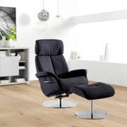 Moderne relaxfauteuil met voetenbankje, bekleed met donkere stof, gezien vanaf de zijkant, op een lichte houten vloer in een stijlvolle woonkamer.
