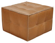 Brauner, quadratischer Hocker aus Leder mit gestepptem Design, seitliche Perspektive