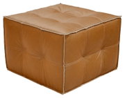 Brauner, quadratischer Hocker aus Leder mit gestepptem Design, seitliche Perspektive