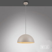 Weiße, halbkugelförmige Pendelleuchte mit langem grauen Kabel und Deckenbaldachin, warm leuchtender Unterseite und E27-Fassung, frontale Ansicht leicht von unten