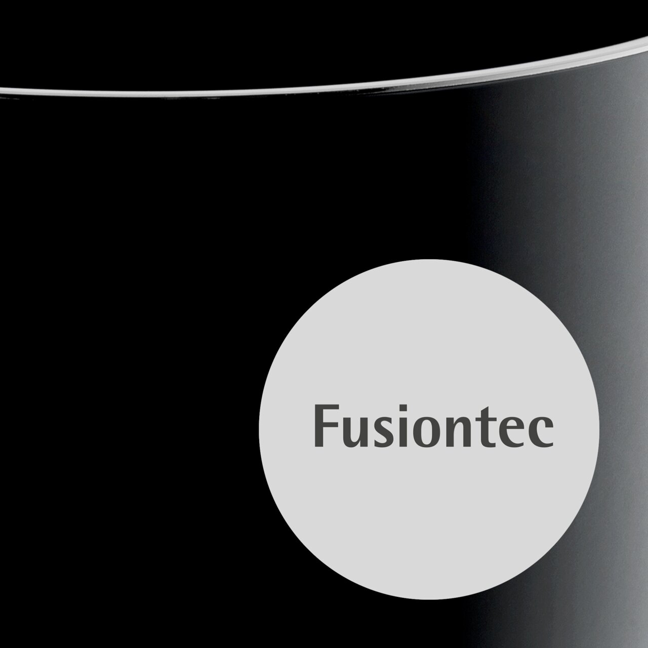 Nahaufnahme einer schwarzen Pfanne FUSIONTEC Mineral mit silbernem Rand und Fusiontec-Logo.