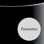 Nahaufnahme einer schwarzen Pfanne FUSIONTEC Mineral mit silbernem Rand und Fusiontec-Logo.