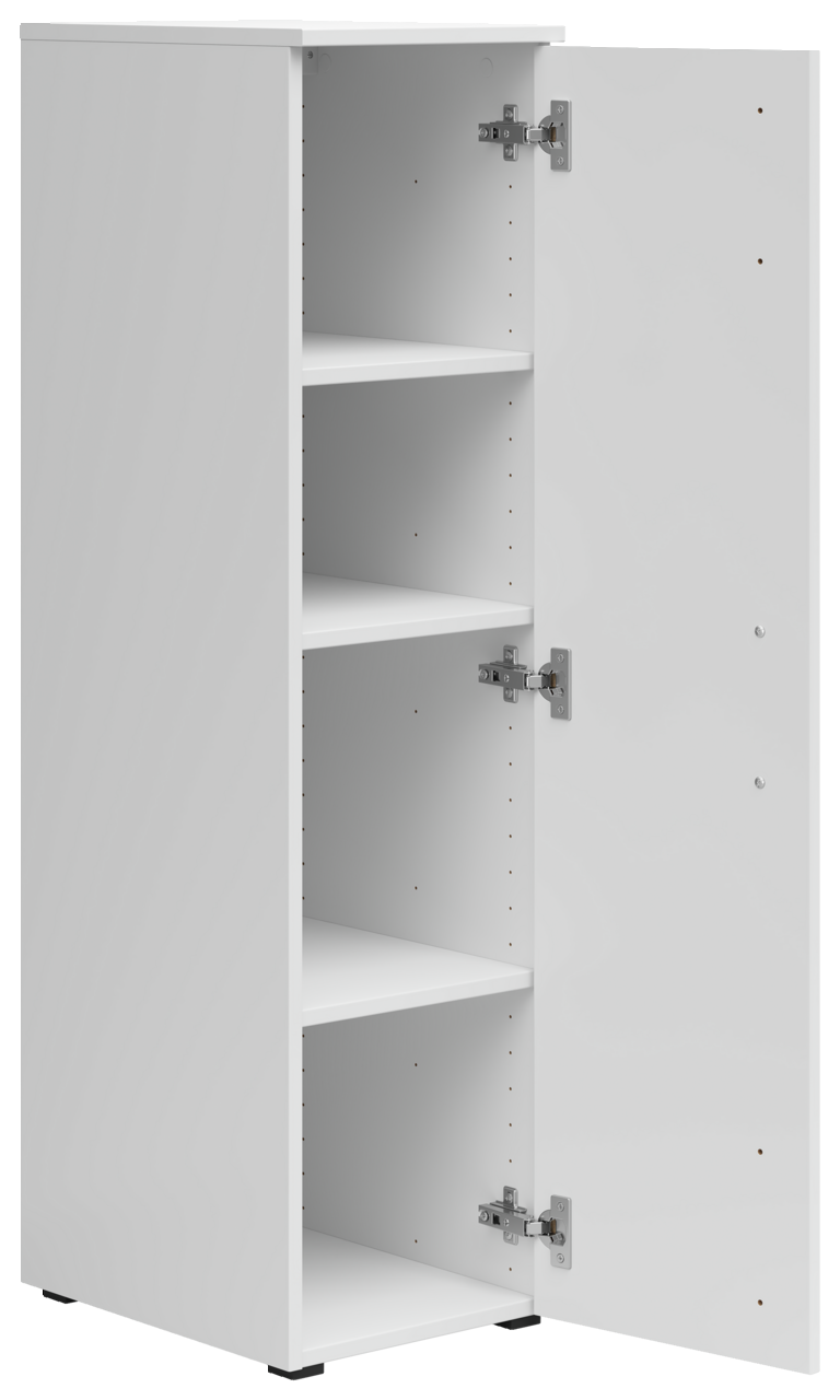 Weißer Mehrzweckschrank mit geöffneter Tür, zeigt drei Einlegeböden, Perspektive von vorne links