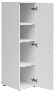 Weißer Mehrzweckschrank mit geöffneter Tür, zeigt drei Einlegeböden, Perspektive von vorne links