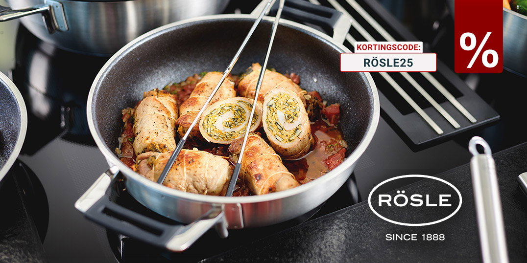 Gevulde kiprollades bakken in een RÖSLE roestvrijstalen koekenpan op een inductiekookplaat. Op de achtergrond staan een kookpan met glazen deksel en andere pannen met bijgerechten.