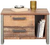 Nachtkommode aus Holz mit zwei Schubladen und einem offenen Fach, darauf ein Buch, eine Brille und ein gelbes Glas, frontale Perspektive