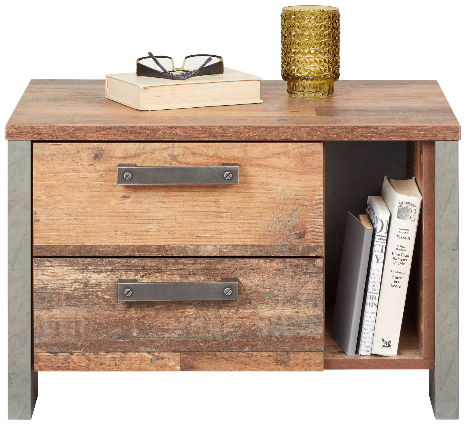 Nachtkommode aus Holz mit zwei Schubladen und einem offenen Fach, darauf ein Buch, eine Brille und ein gelbes Glas, frontale Perspektive