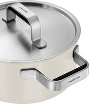 Nahaufnahme eines Topfes mit Deckel und Griffen aus Edelstahl, seitliche Perspektive