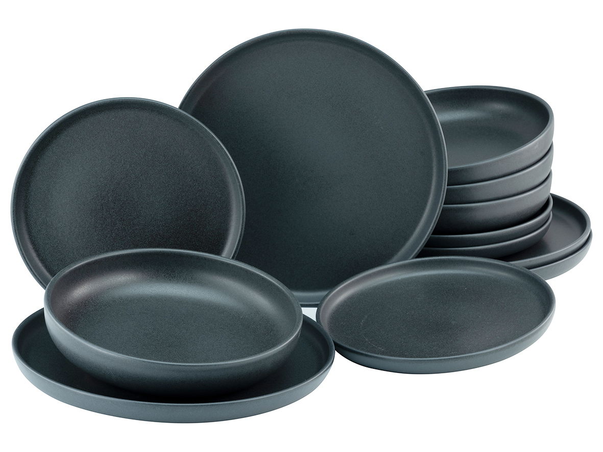 Ein 12-teiliges schwarzes Tellerset aus der Serie Uno, aus einer leicht seitlichen Perspektive fotografiert.
