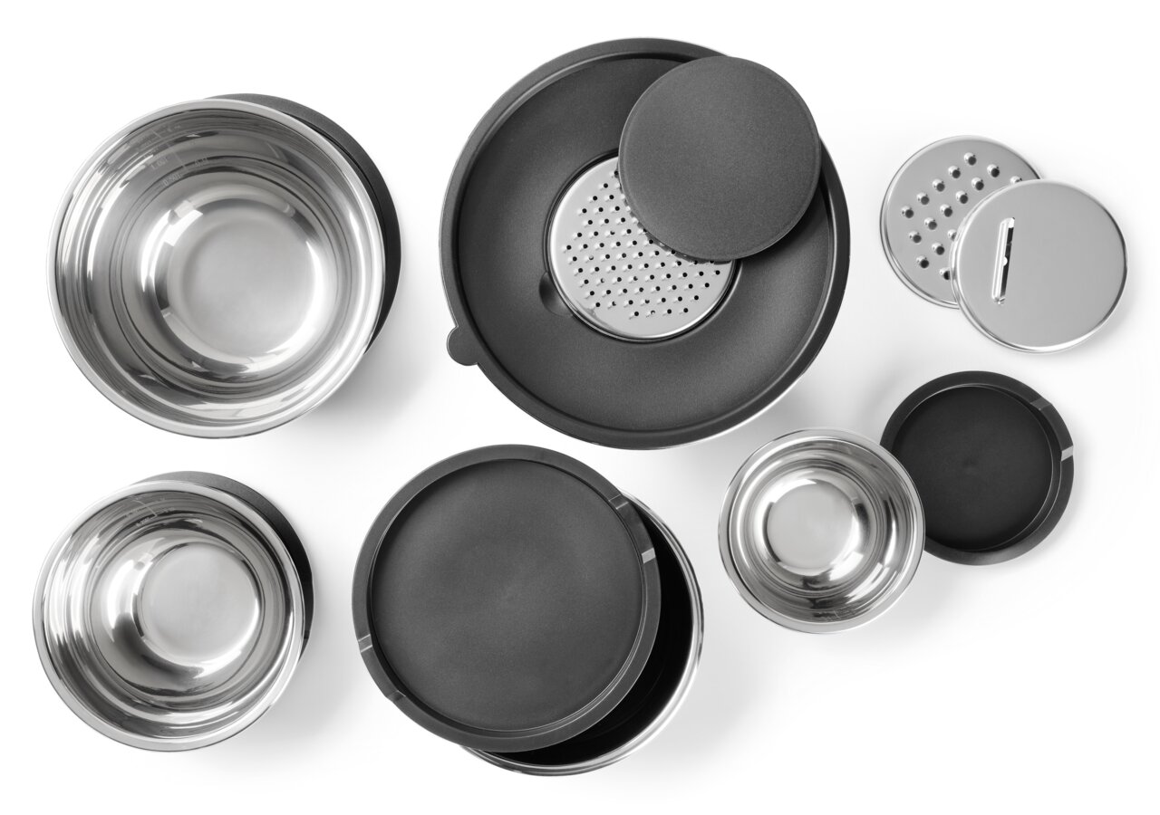 Rührschüssel-Set aus Edelstahl, 8-teilig, mit verschiedenen Deckeln und Einsätzen, aus der Vogelperspektive fotografiert.