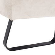 Nahaufnahme der unteren Ecke einer Sitzbank mit cremefarbenem Stoffbezug und schwarzem Metallgestell, seitliche Perspektive.