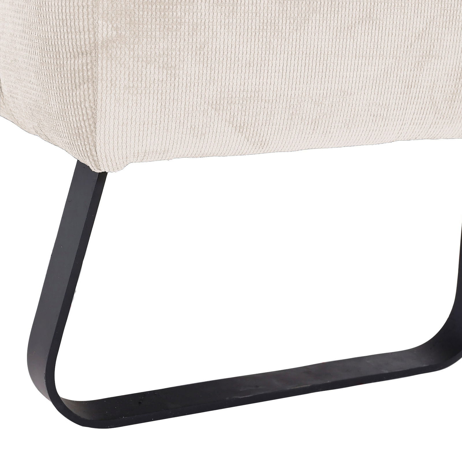 Nahaufnahme der unteren Ecke einer Sitzbank mit cremefarbenem Stoffbezug und schwarzem Metallgestell, seitliche Perspektive.