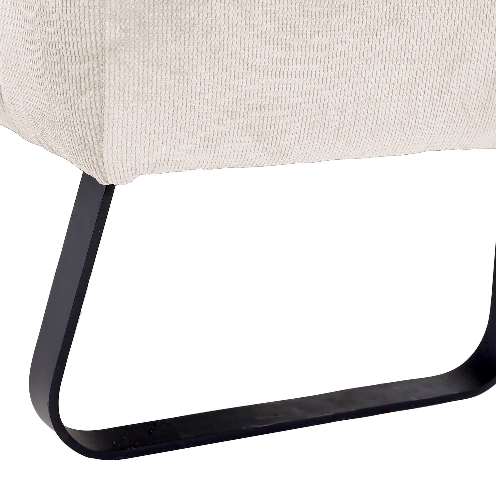 Nahaufnahme der unteren Ecke einer Sitzbank mit cremefarbenem Stoffbezug und schwarzem Metallgestell, seitliche Perspektive.