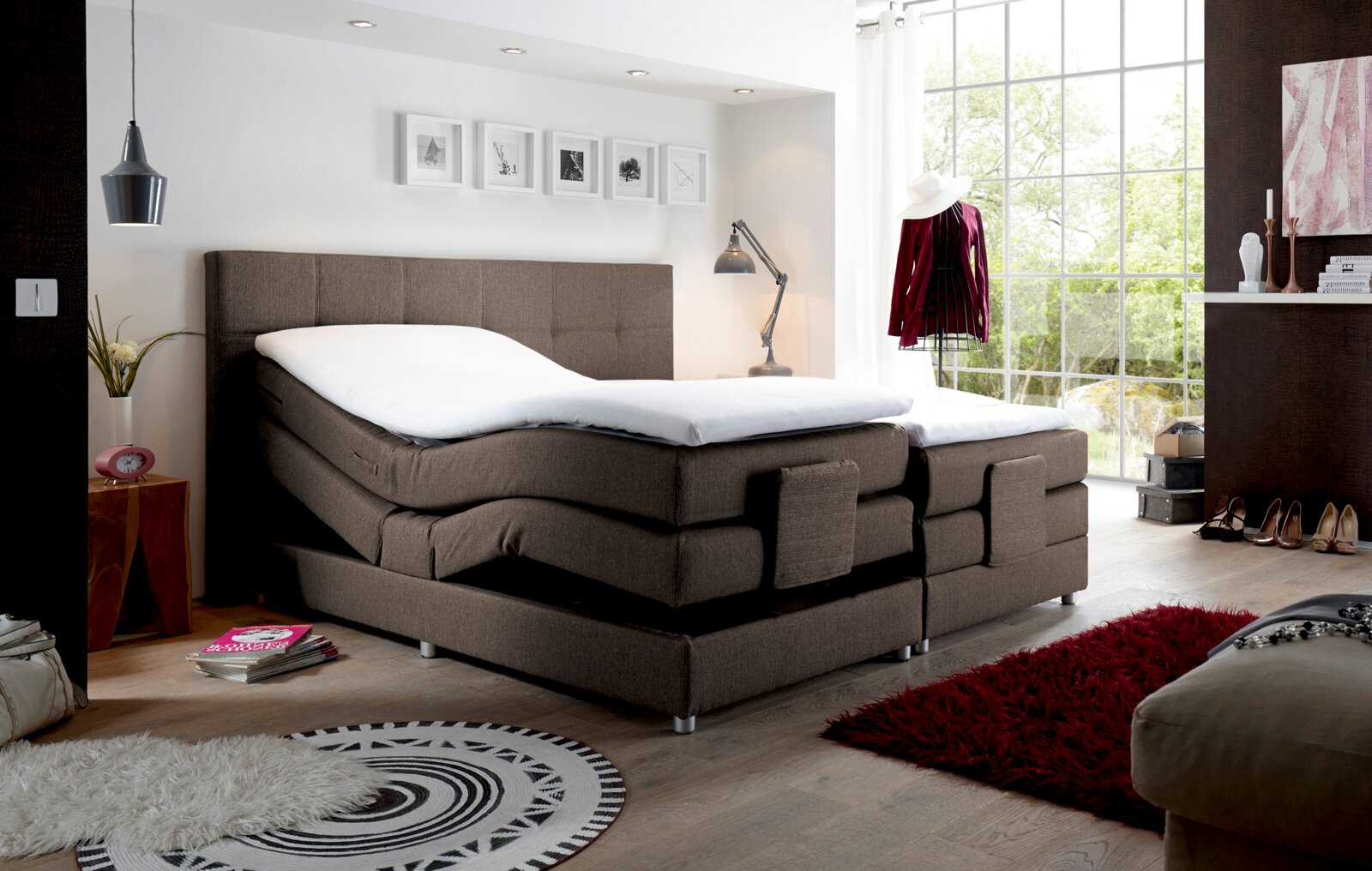 Modernes Boxspringbett in einem stilvollen Schlafzimmer, seitliche Perspektive