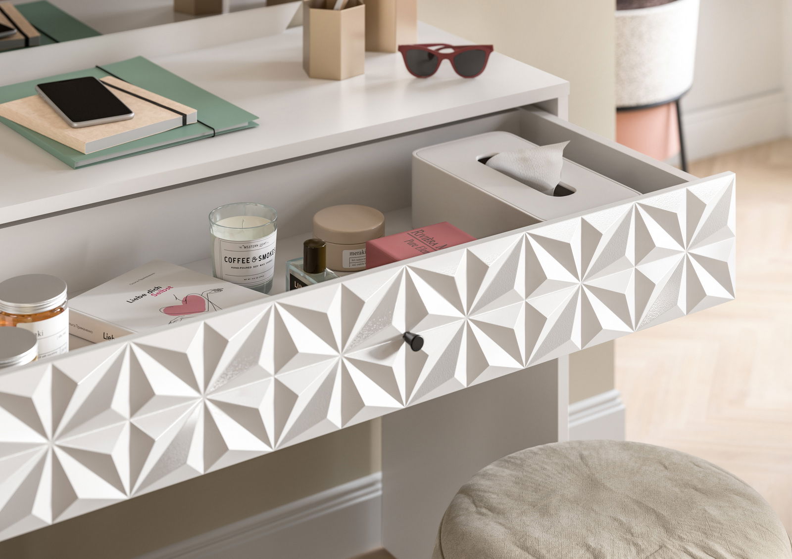 Nahaufnahme eines geöffneten Schminktischs mit geometrisch gemusterter Schubladenfront, gefüllt mit verschiedenen Kosmetikartikeln und Accessoires, aus der Perspektive von schräg oben.