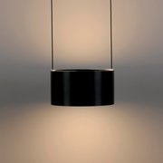Moderne schwarze LED-Pendelleuchte in zylindrischer Form, seitliche Perspektive