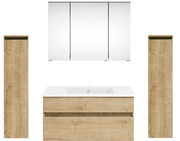 Frontale Ansicht einer Badkombination mit zwei hohen Holzschränken, einem weißen Waschtisch mit Holzfront und einem dreiteiligen Spiegelschrank.