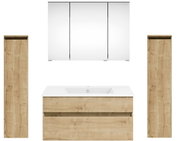Frontale Ansicht einer Badkombination mit zwei hohen Holzschränken, einem weißen Waschtisch mit Holzfront und einem dreiteiligen Spiegelschrank.