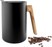 Zwarte geïsoleerde thermosbeker met houten handvat en deksel, met koffiebonen op de voorgrond; product in zijaanzicht met lichte bovenaanzichtperspectief.