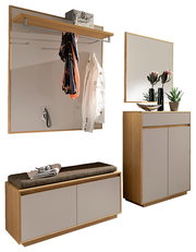 Garderoben-Set für den Flur mit Wandpaneel und Hutablage, Spiegel, Schuhschrank und Sitzbank in Holzoptik mit grauen Fronten, perspektivische Ansicht schräg von vorn