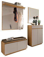 Garderoben-Set für den Flur mit Wandpaneel und Hutablage, Spiegel, Schuhschrank und Sitzbank in Holzoptik mit grauen Fronten, perspektivische Ansicht schräg von vorn
