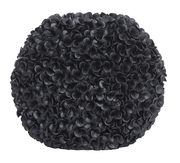 Schwarze Vase mit blütenartiger Struktur, frontal fotografiert.