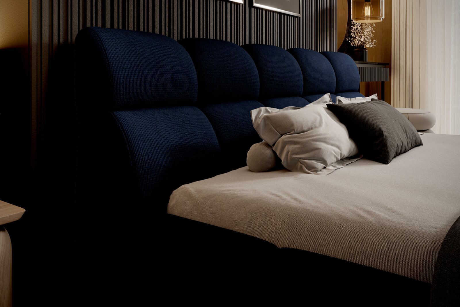 Seitliche Perspektive auf ein elegantes Polsterbett mit dunkelblauem Kopfteil und mehreren Kissen.