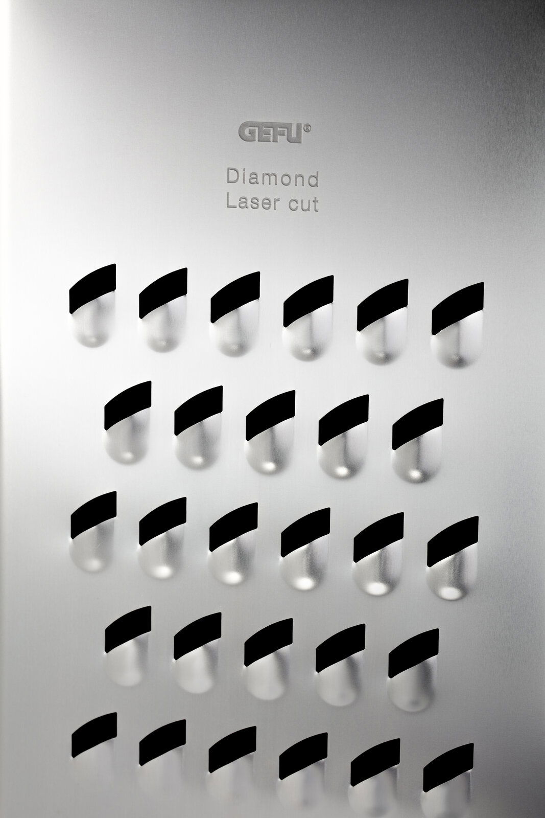 Nahaufnahme einer Vierkantreibe mit diamantgeschliffenen Klingen, frontal betrachtet.