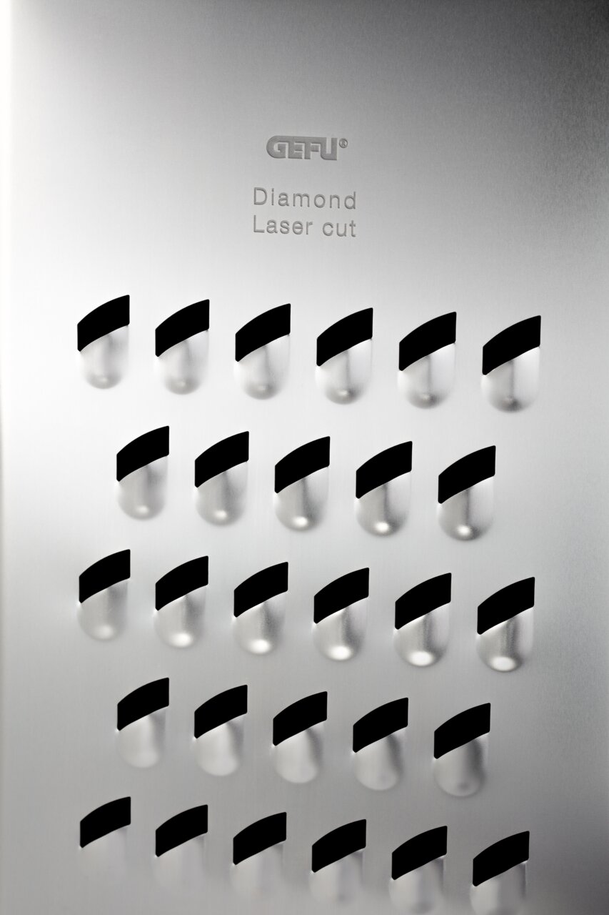 Nahaufnahme einer Vierkantreibe mit diamantgeschliffenen Klingen, frontal betrachtet.