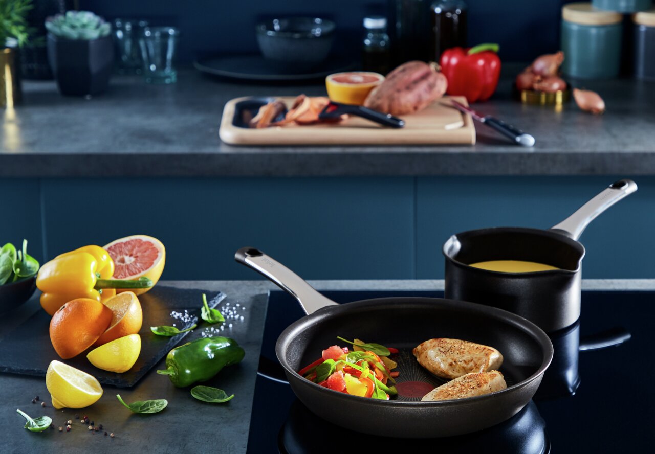 Bratpfanne Excellence 32cm mit gebratenem Hähnchen und Gemüse, seitliche Perspektive in moderner Küche