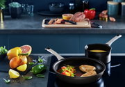 Bratpfanne Excellence 32cm mit gebratenem Hähnchen und Gemüse, seitliche Perspektive in moderner Küche