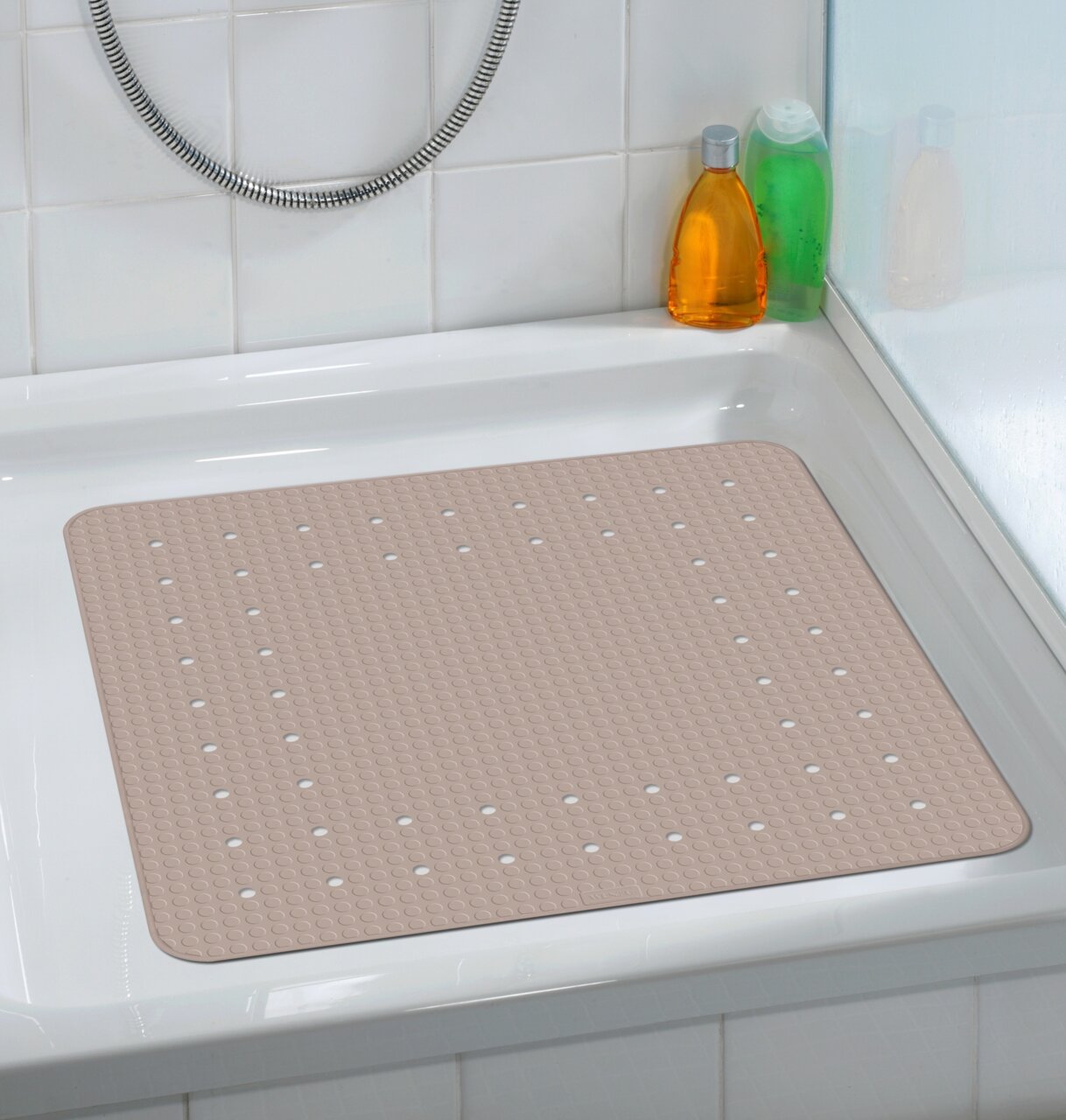 Duscheinlage Mirasol in taupe, rechteckig mit rutschfester Oberfläche und Löchern, in einer Duschwanne von oben fotografiert.