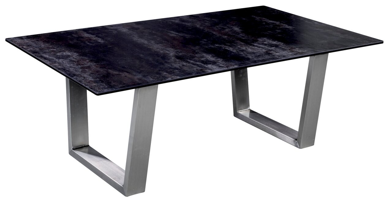 Moderner Couchtisch mit dunkler Tischplatte und silbernen Metallbeinen, seitliche Perspektive
