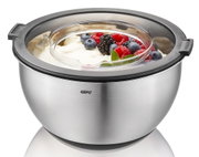 Edelstahl-Schüssel mit Spritzschutzdeckel, gefüllt mit Sahne und Beeren, aus der Vorderansicht