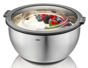 Edelstahl-Schüssel mit Spritzschutzdeckel, gefüllt mit Sahne und Beeren, aus der Vorderansicht