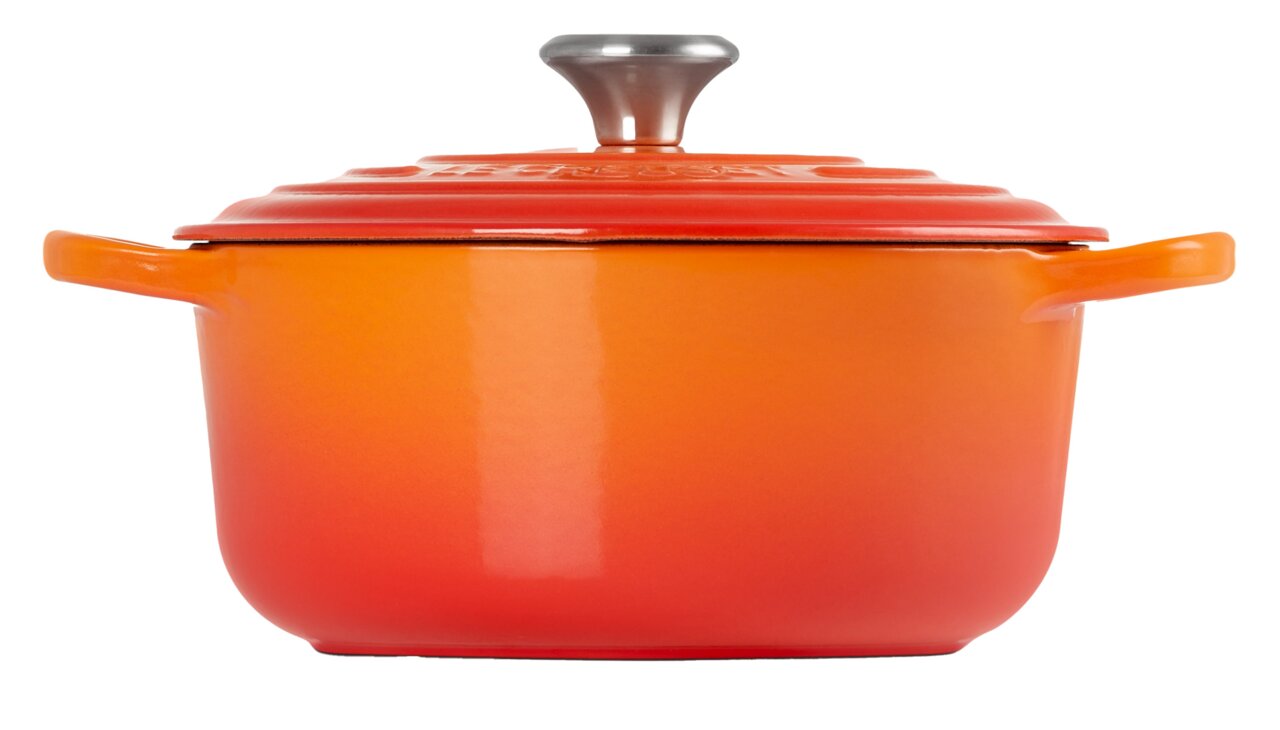 Runder Bräter 28cm in Ofenrot, seitliche Perspektive