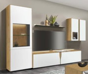 Moderne Wohnzimmer-Vitrine in Holzoptik mit weißen Fronten, seitliche Perspektive