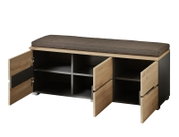 Garderobenbank mit gepolstertem Sitzkissen, offenen Türen und Fächern, aus Holz und dunklem Material, Frontalansicht