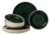 Dunkelgrünes Tafelset 8-tlg von Ritzenhoff & Breker, bestehend aus Tellern und Schalen, aus seitlicher Perspektive fotografiert.