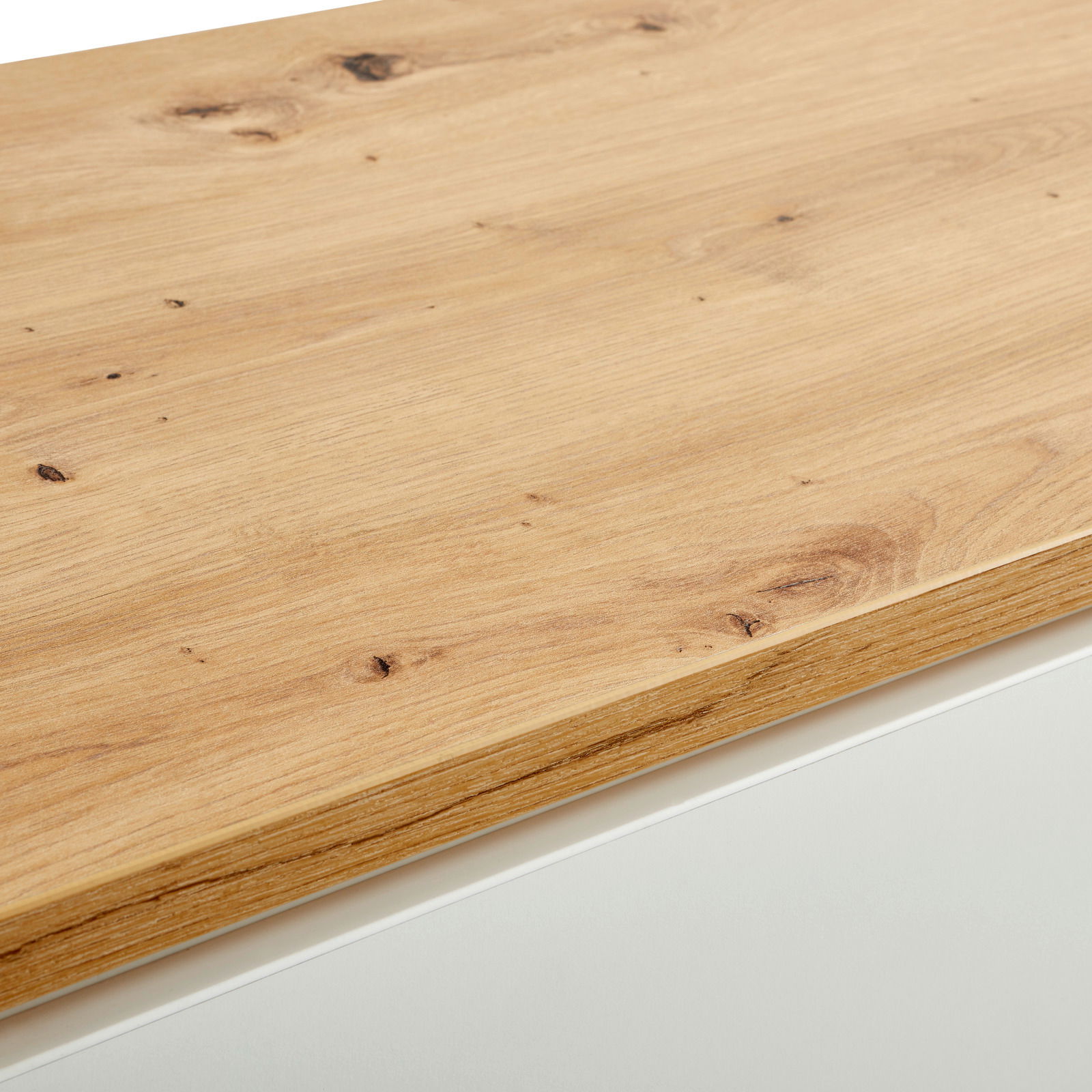 Nahaufnahme der Oberseite einer Kommode mit Holzmaserung, Perspektive von oben.