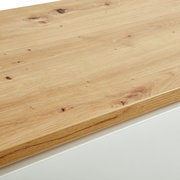 Nahaufnahme der Oberseite einer Kommode mit Holzmaserung, Perspektive von oben.