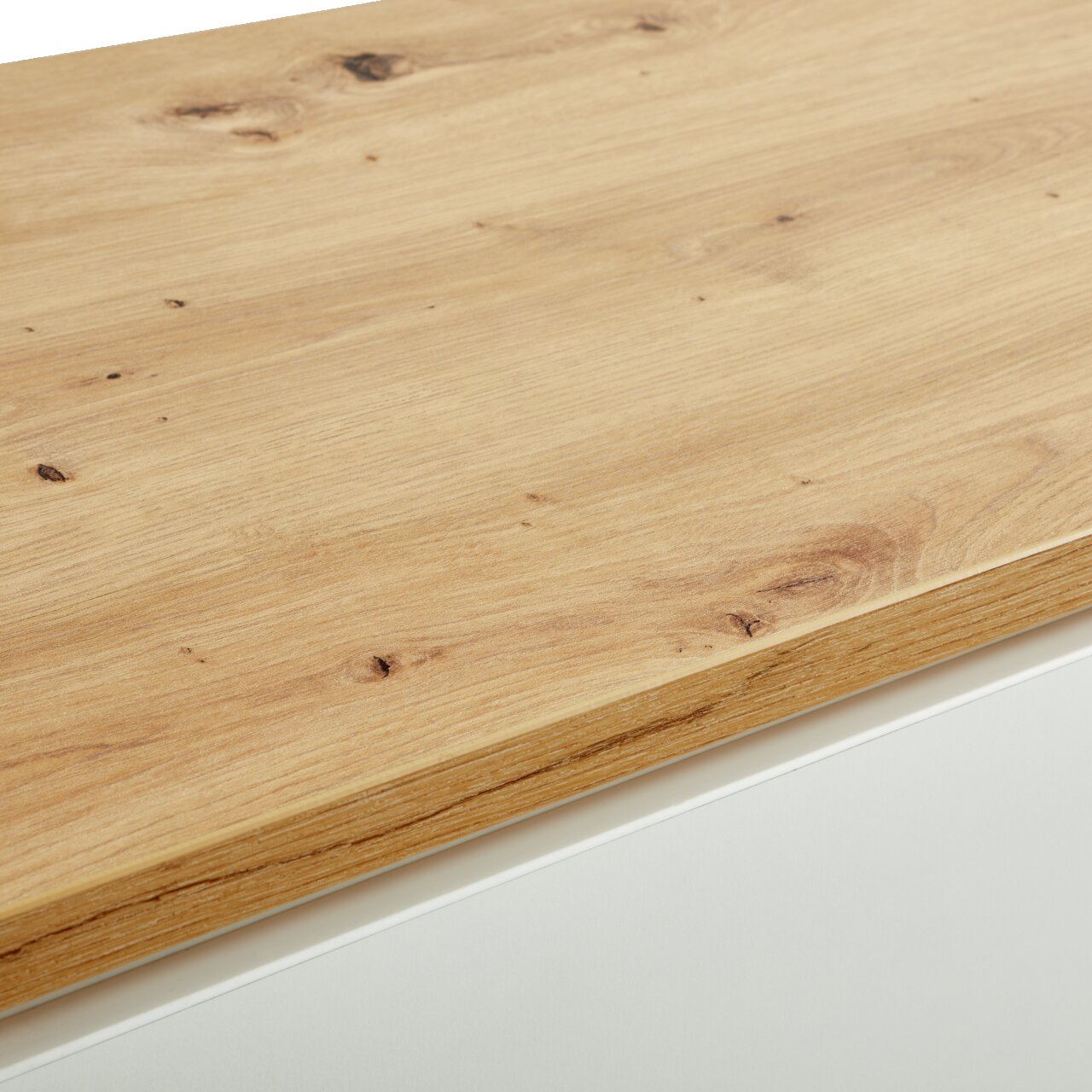 Nahaufnahme der Oberseite einer Kommode mit Holzmaserung, Perspektive von oben.