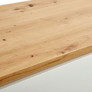 Nahaufnahme der Oberseite einer Kommode mit Holzmaserung, Perspektive von oben.