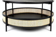 Moderner Couchtisch mit schwarzem Metallrahmen und geflochtenem Rattandetail, seitliche Perspektive.
