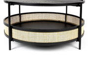Moderne salontafel met een zwart metalen frame en gevlochten rotan, gezien vanaf de zijkant.
